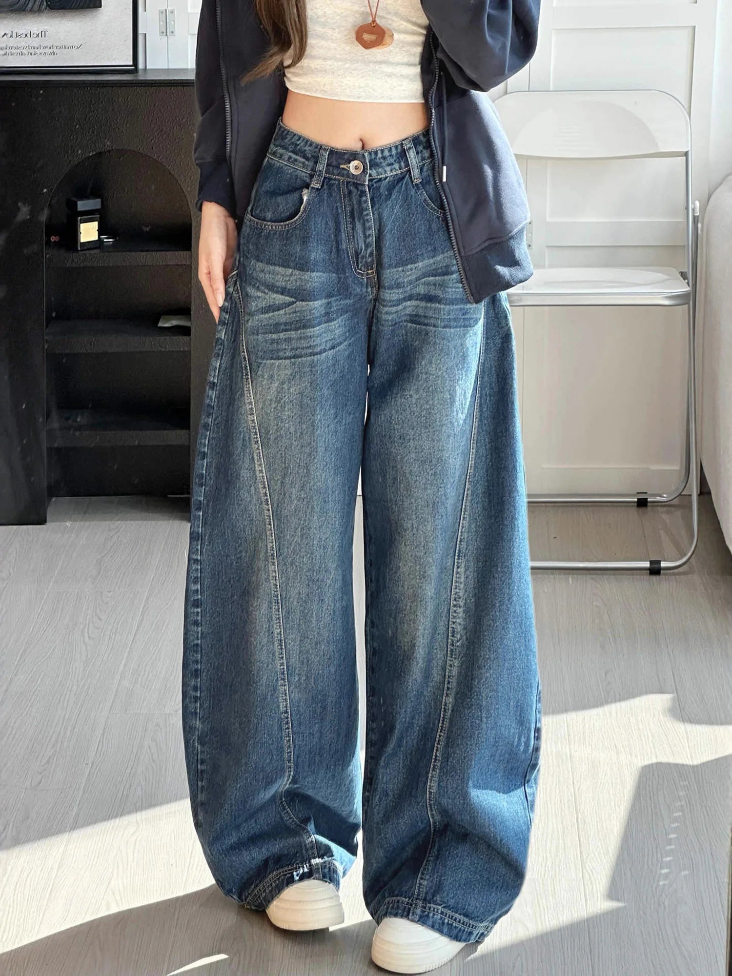 Barrel-Leg Curved Jeans