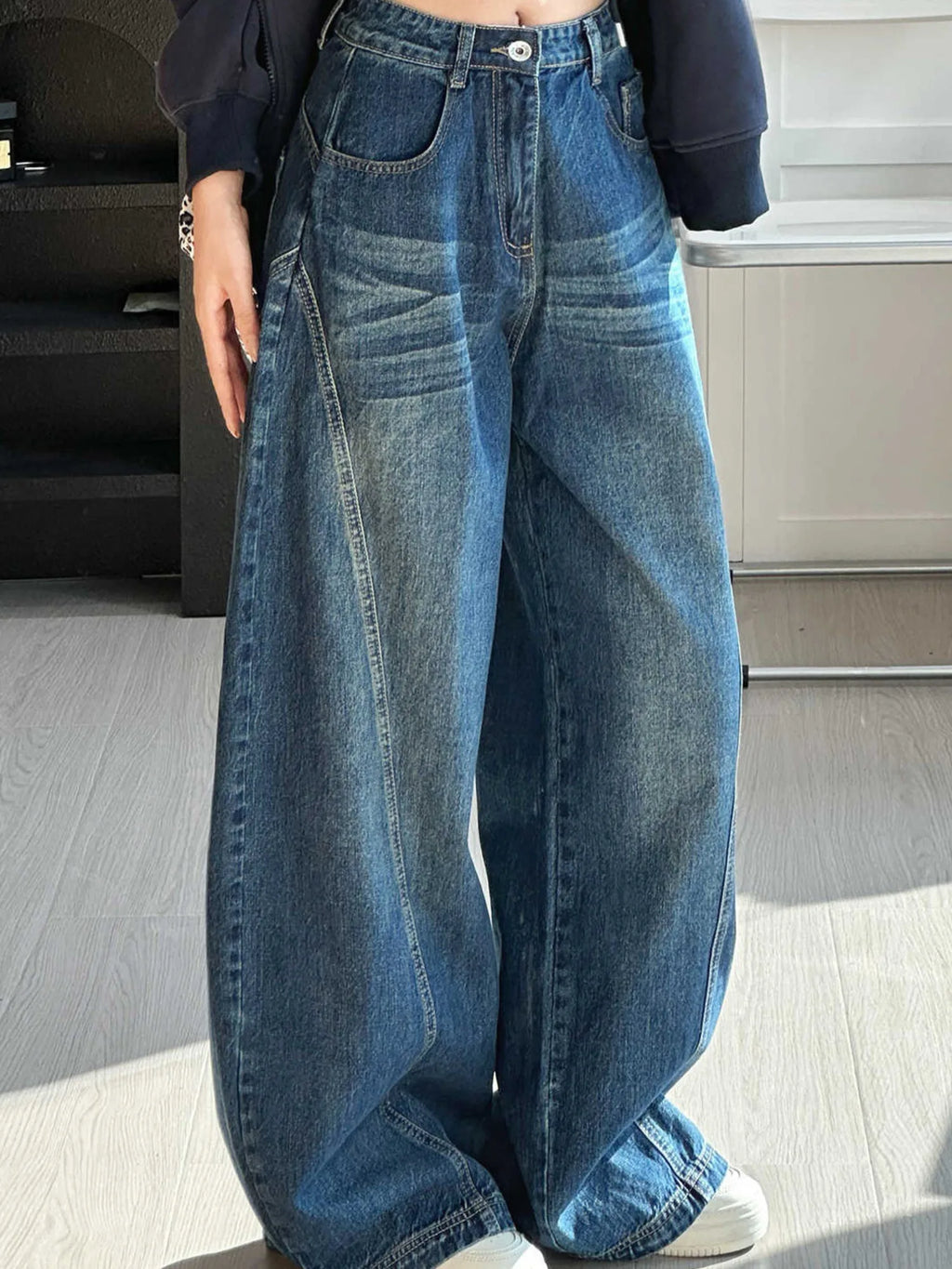 Barrel-Leg Curved Jeans